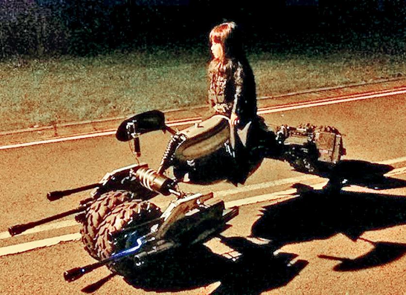 自製蝙蝠車逗愛女