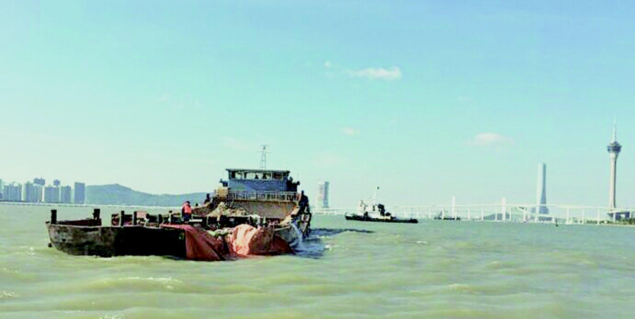 海事局派船對入水貨船救援