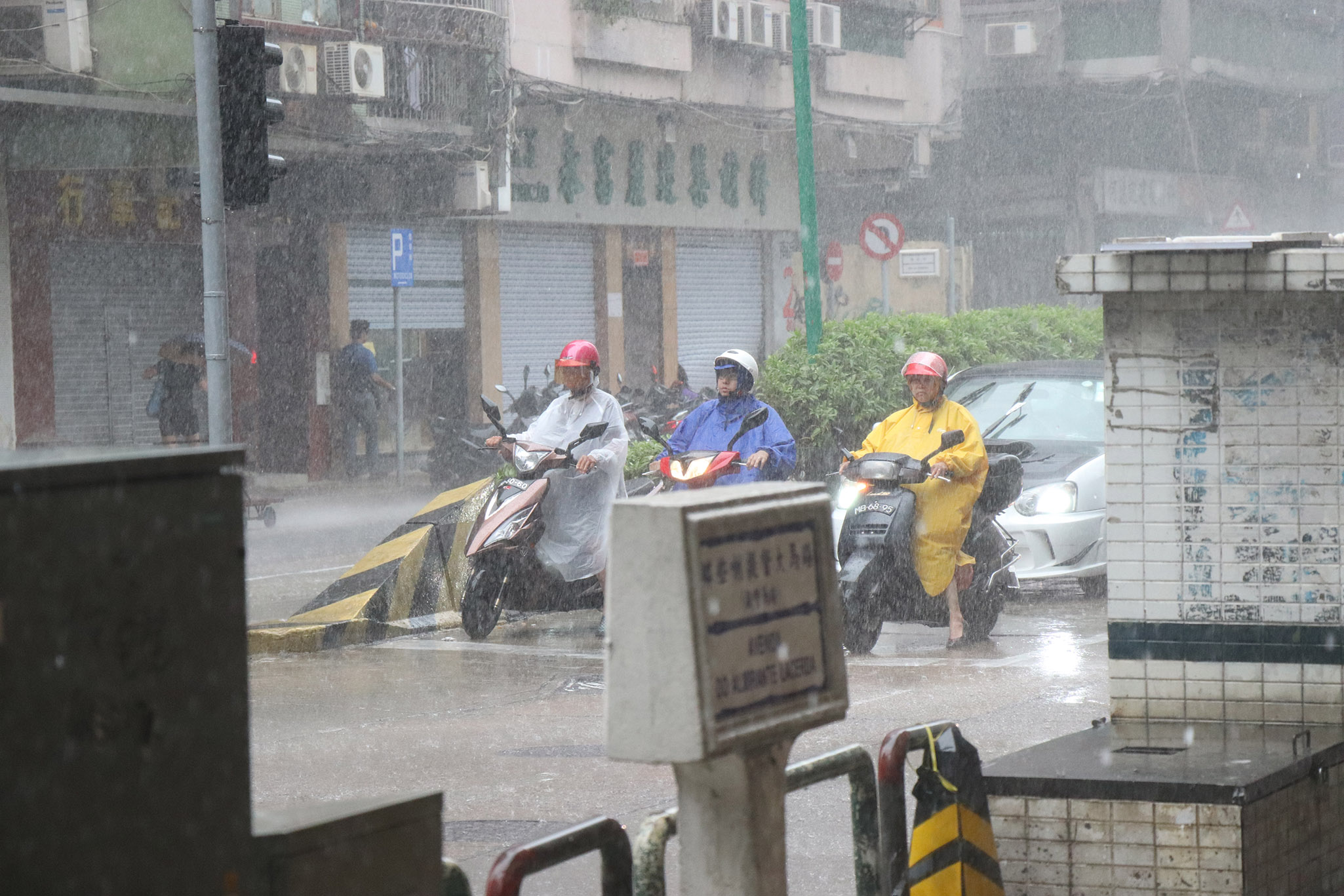 昨晨暴雨多處水浸