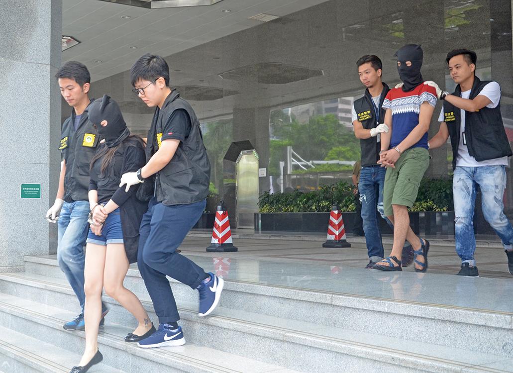 越女機智爬窗逃走終獲救