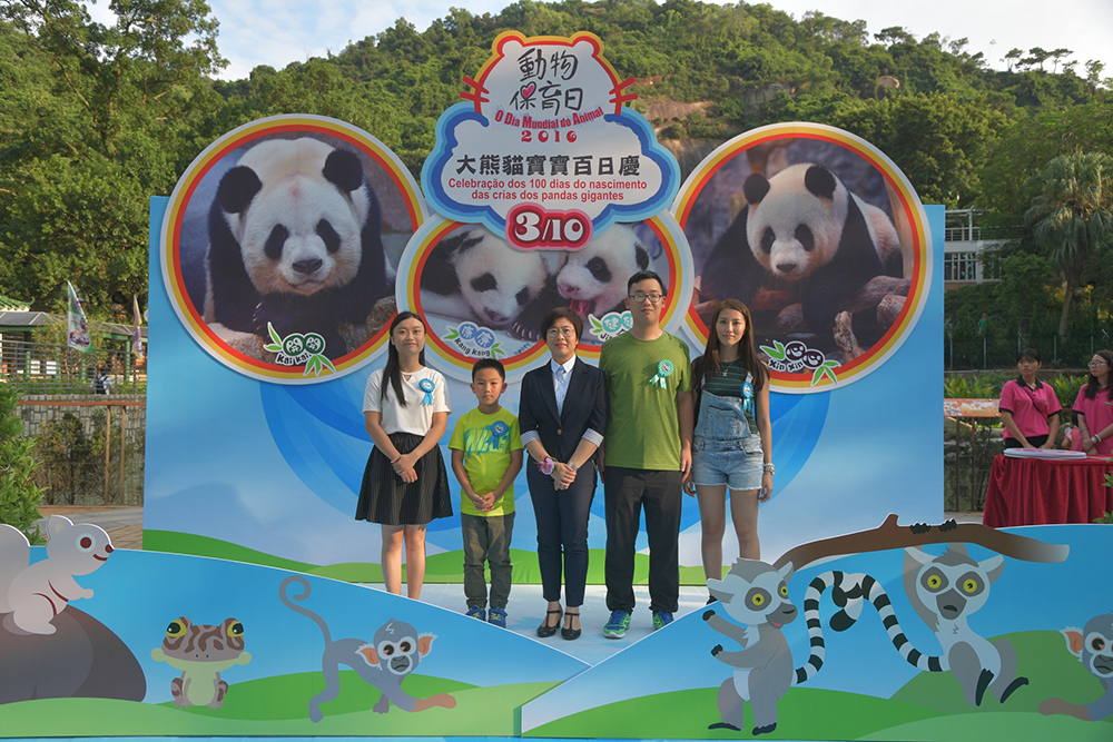 得獎市民探望大熊貓家庭