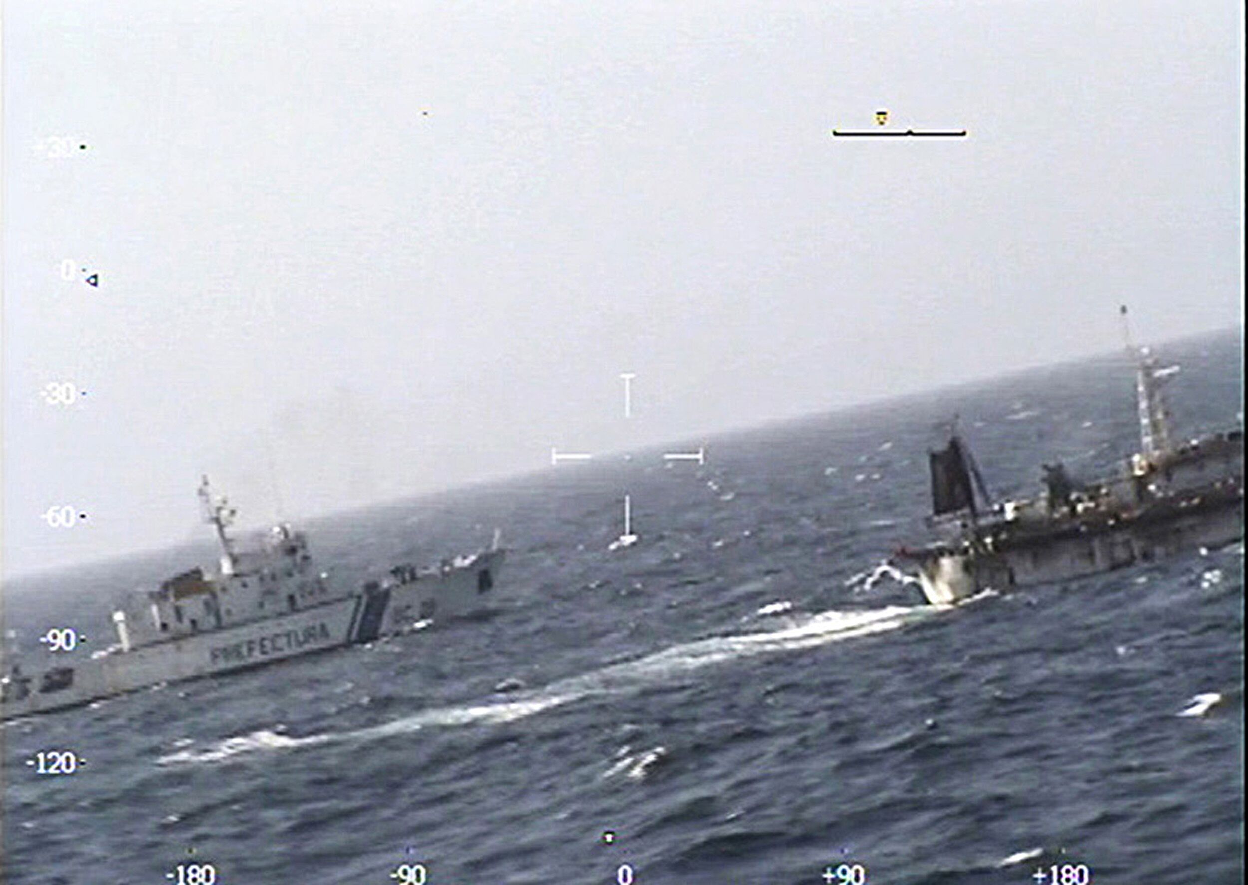 華漁船遭擊沉  船長船員被捕