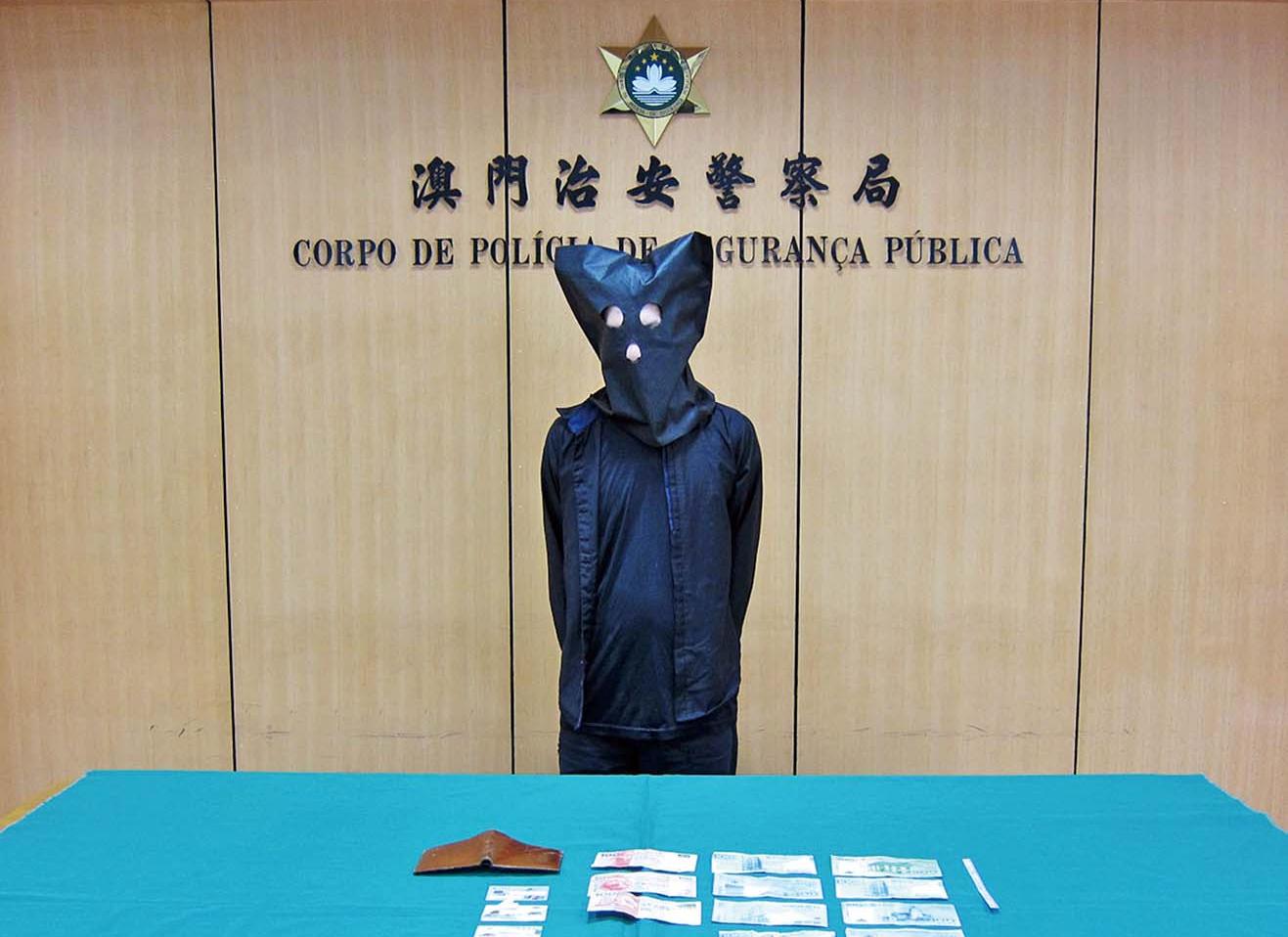 一的士忘鎖車門遭搜掠