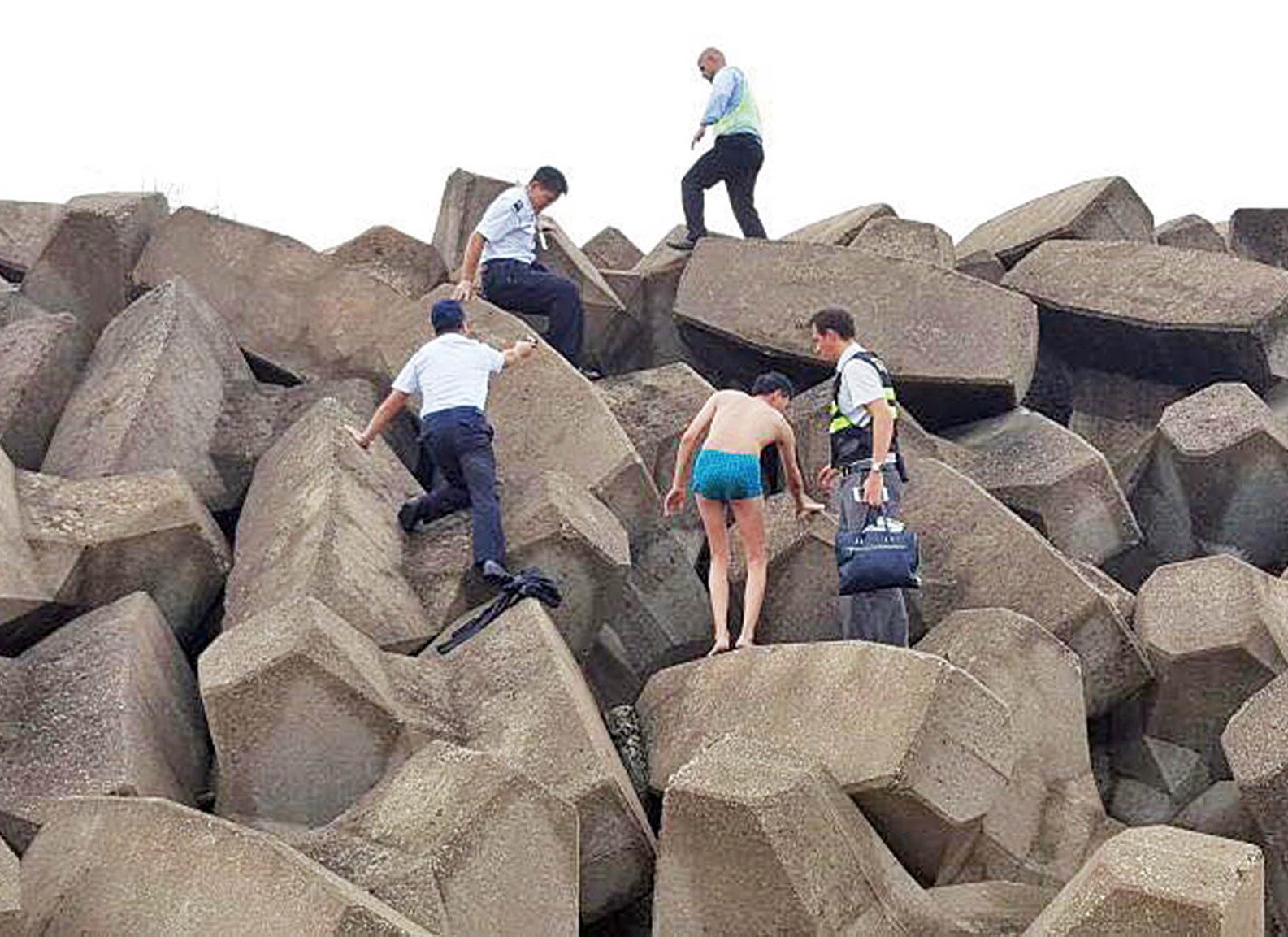 機場附近登岸三人被逮一人逃