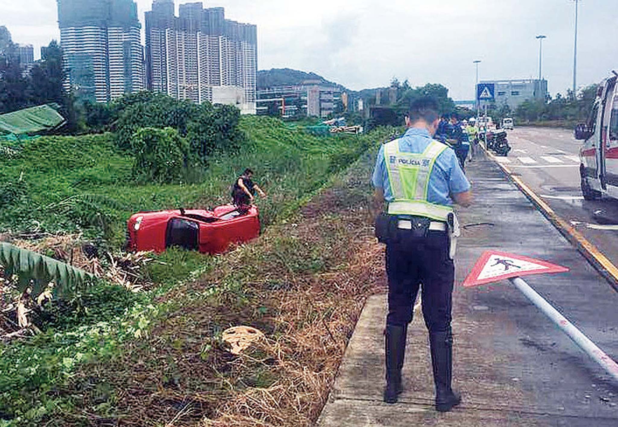 駕車男子受傷送院