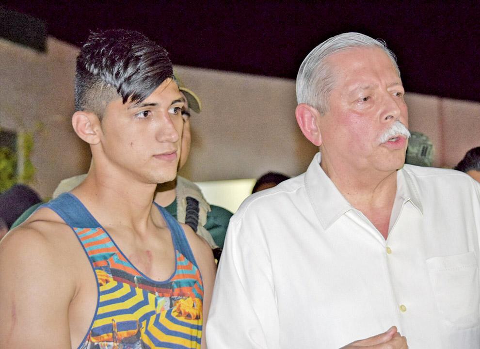 與歹徒搏鬥 奪槍報警