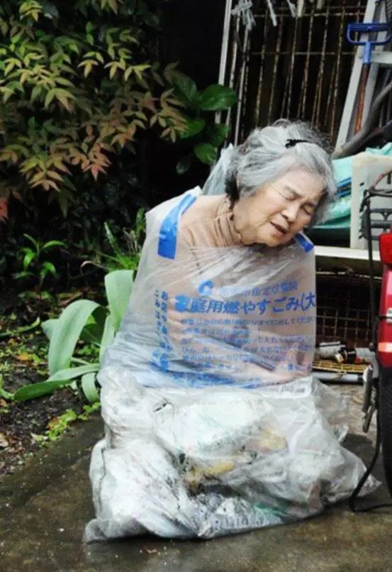 日本老太酷愛搞怪拍照成網紅