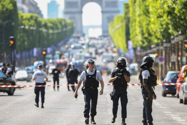 巴黎汽車撞警車襲擊者死亡