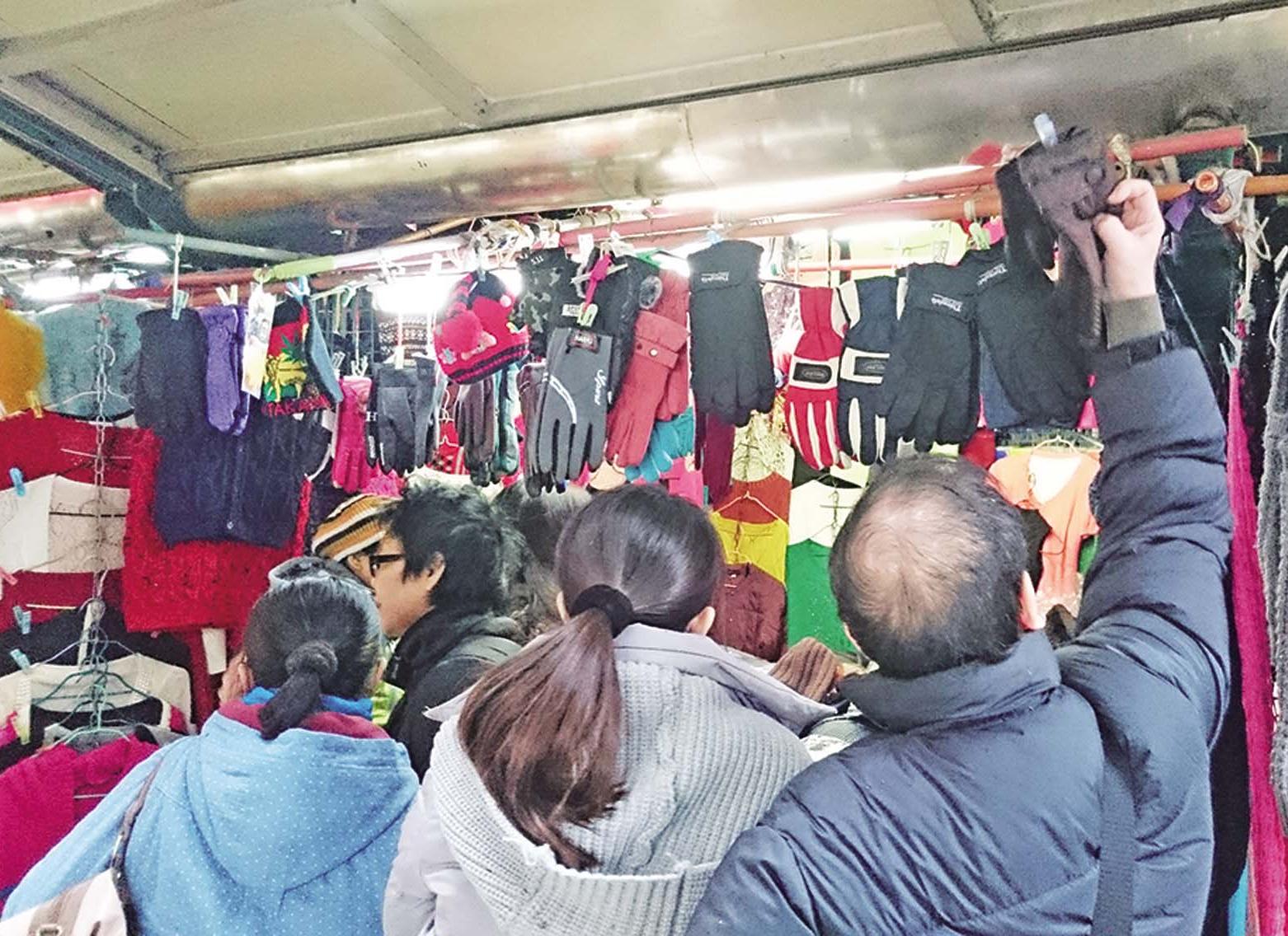 市民上街對抗「超級寒流」