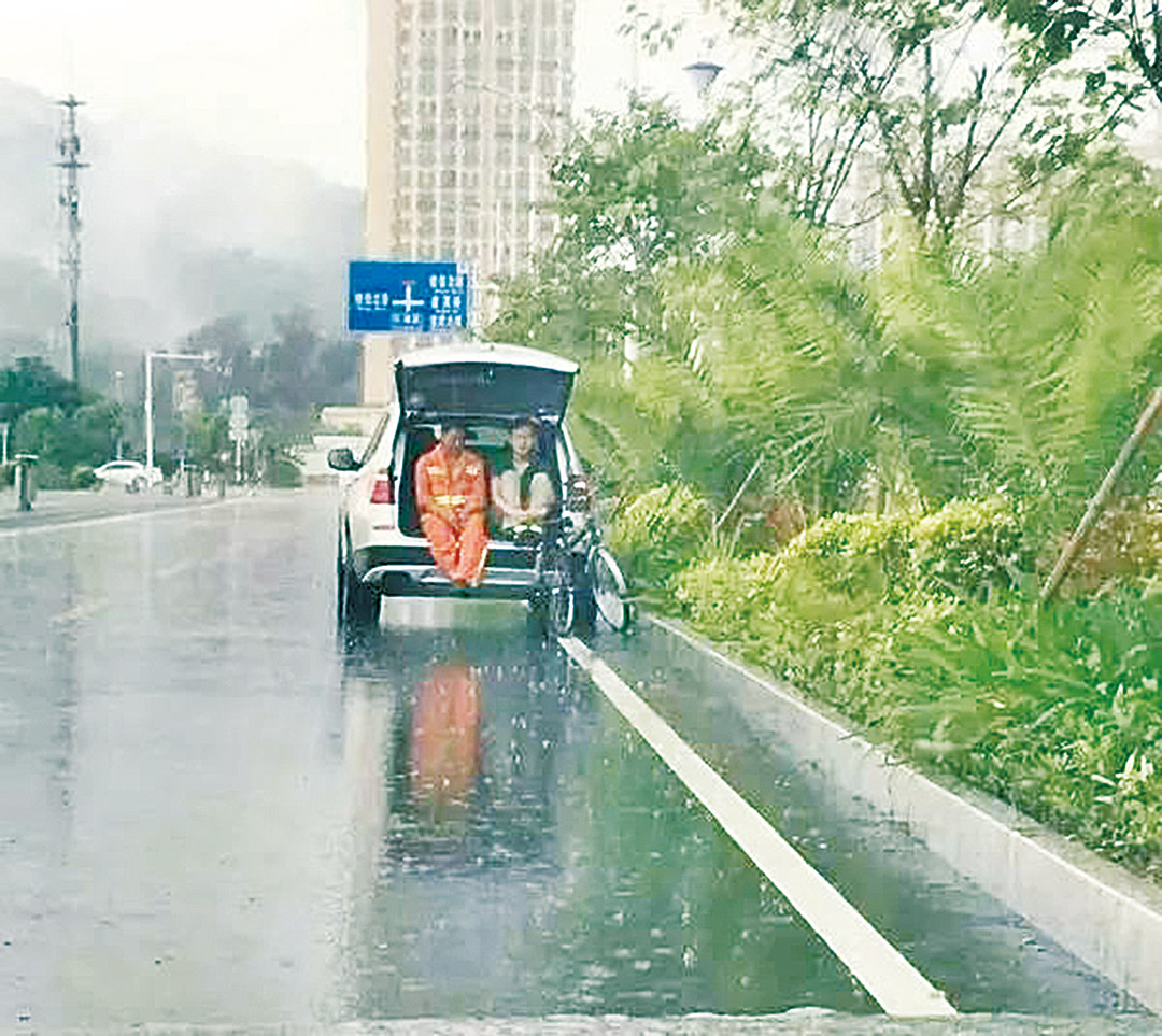 開車尾廂陪同躲雨