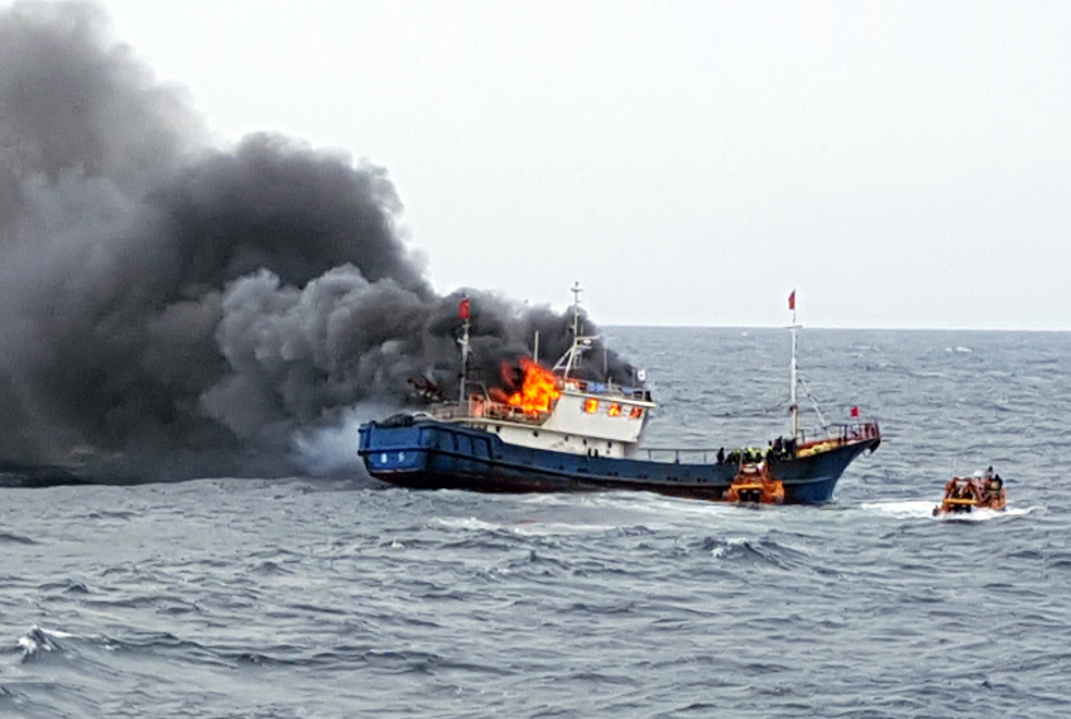 中國漁船疑遭韓警攻擊起火三死