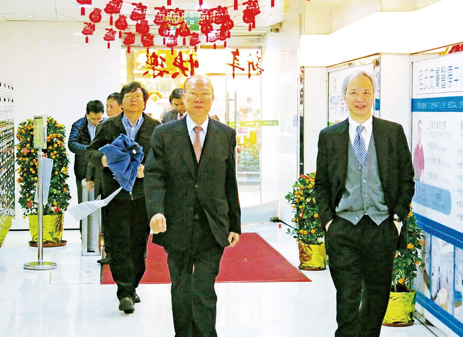 證人現兩派 一派力撐何正直