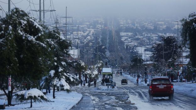 智利首都罕降大雪一死兩傷