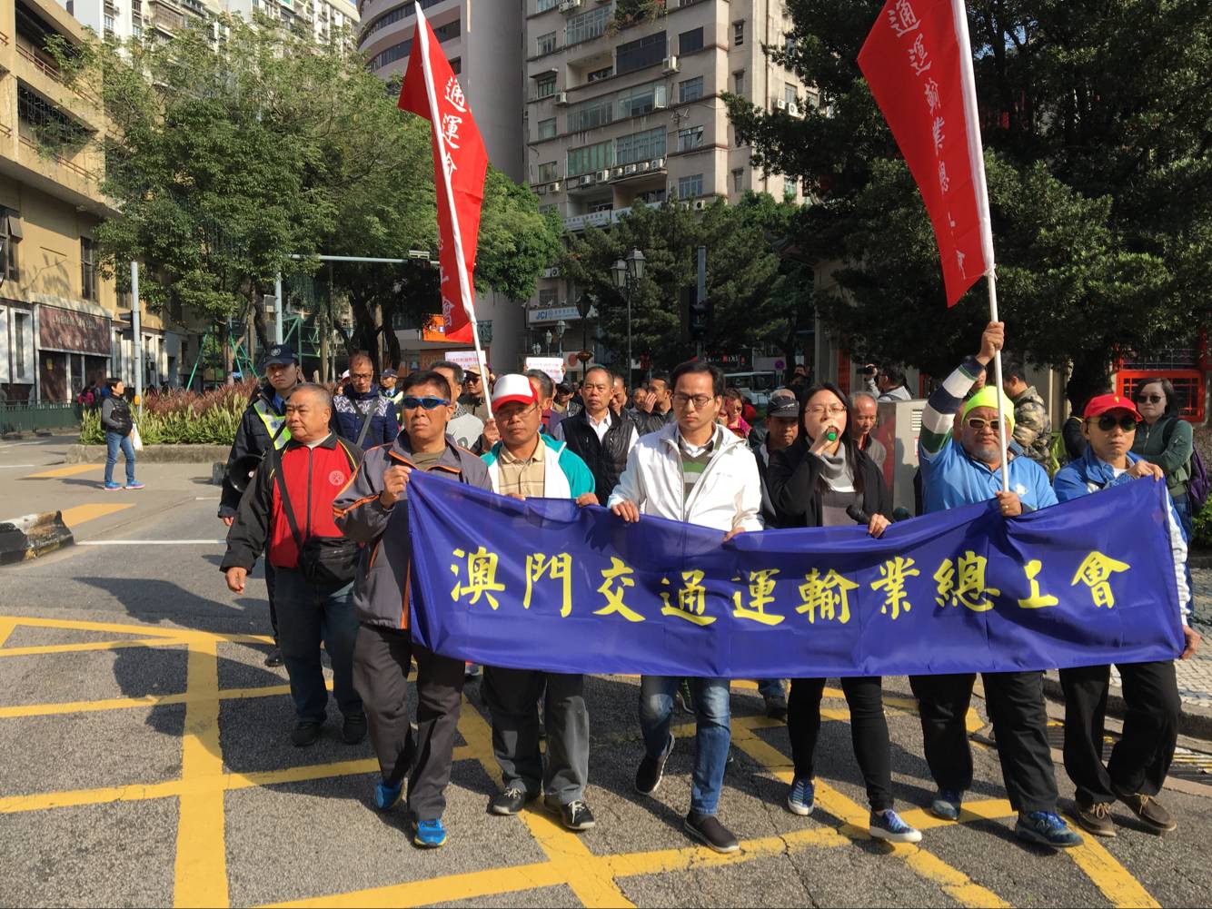 逾500人遊行反對輸入外勞司機