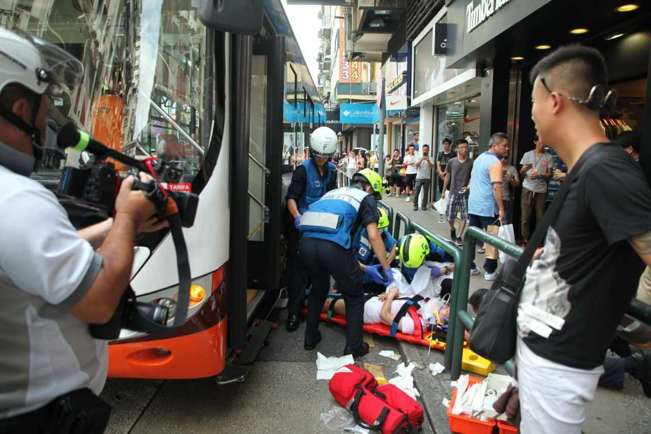 ​內地女跨圍欄過馬路被撞重傷