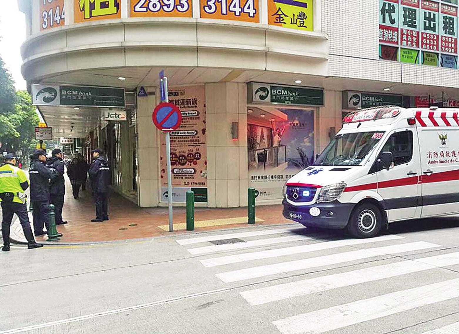 3歲女童反鎖車廂受驚