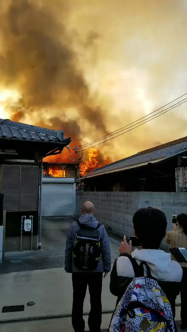 焚燒逾三小時 10多幢房屋燒毀