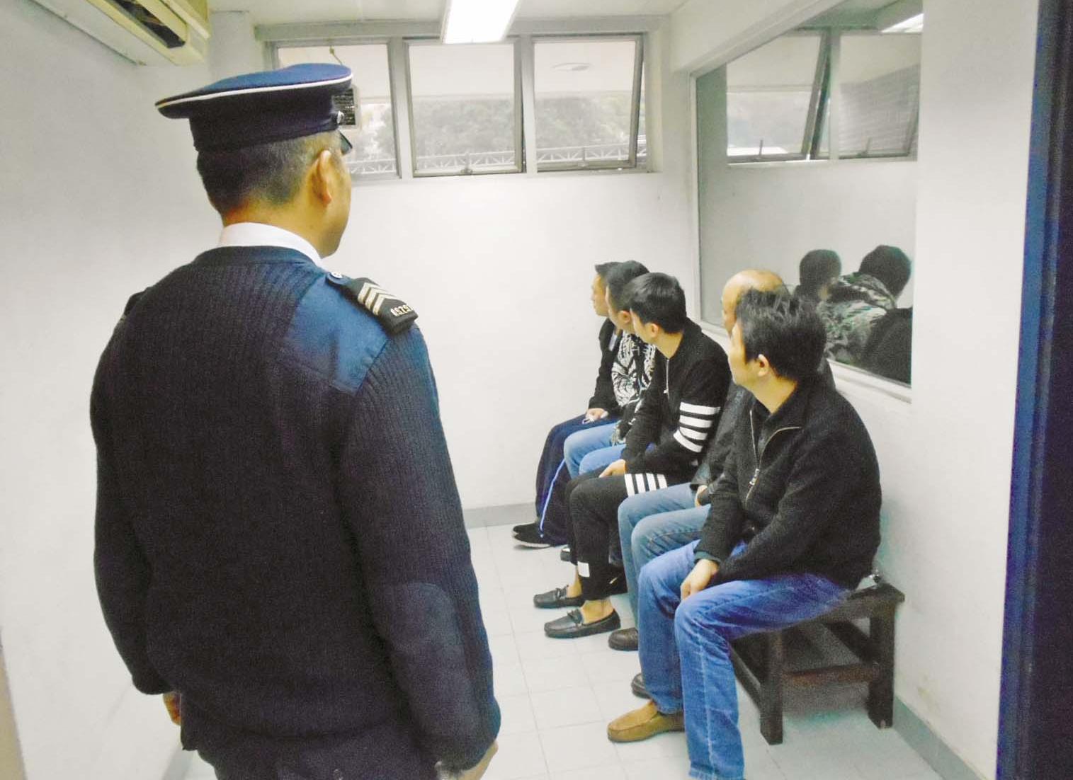 五人偷渡出境被拘