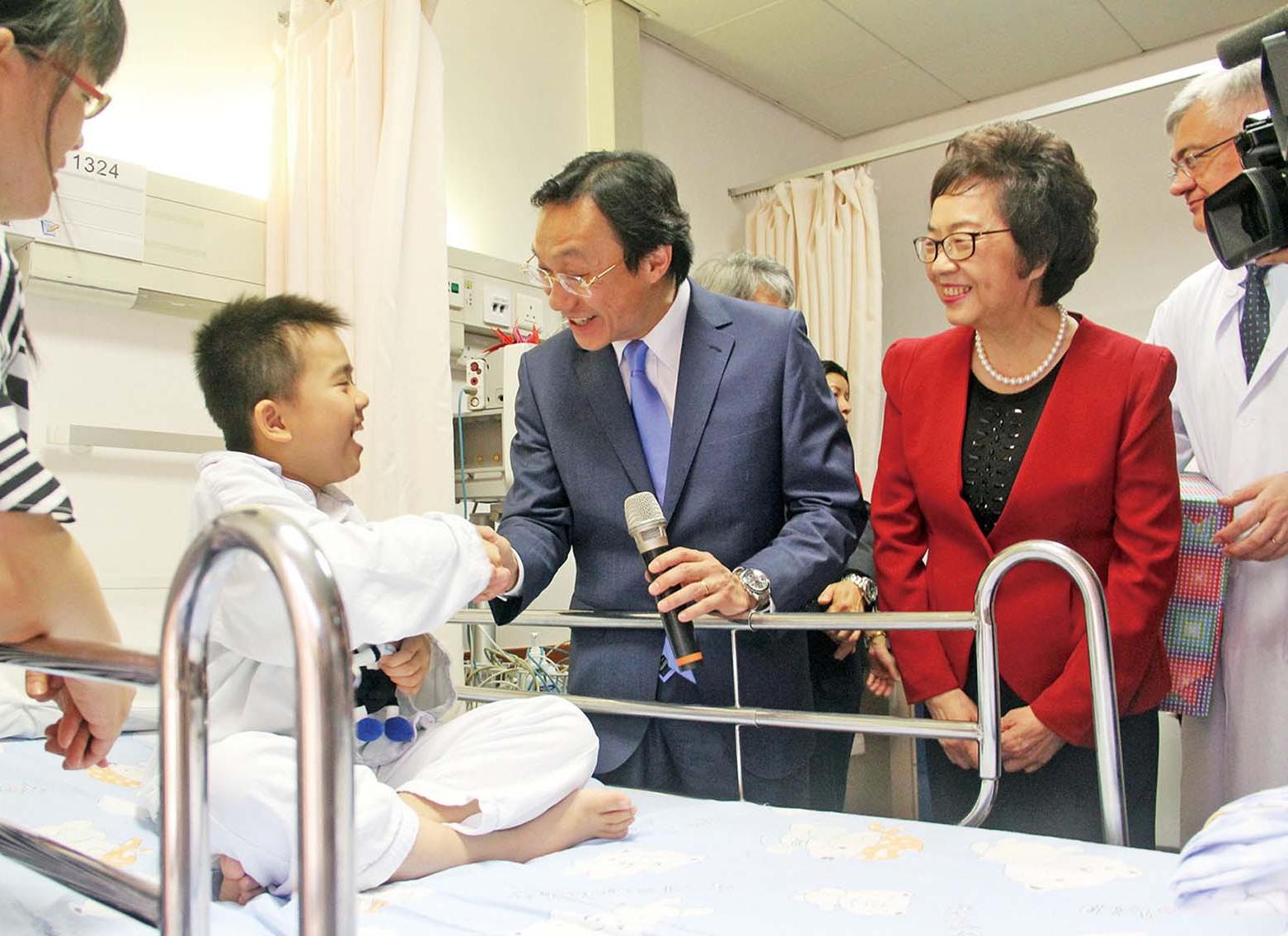 與病患男童相約打乒乓球