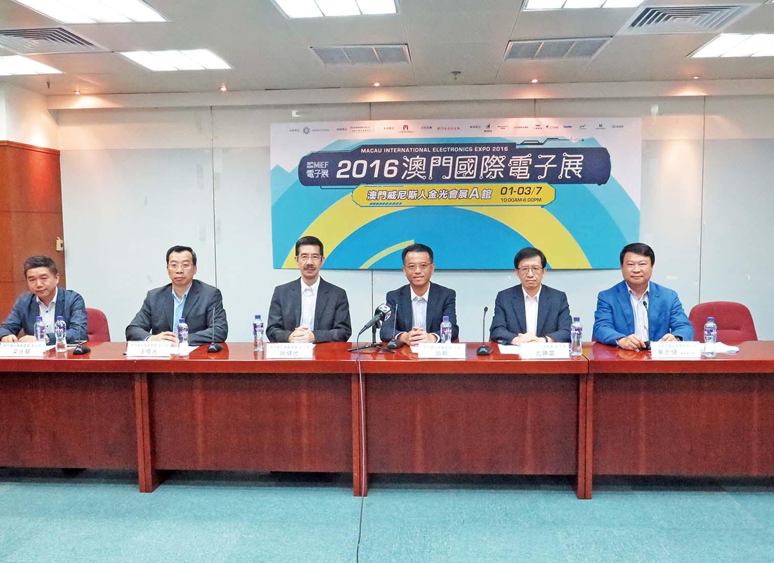 展出世界高科技電子智能產品