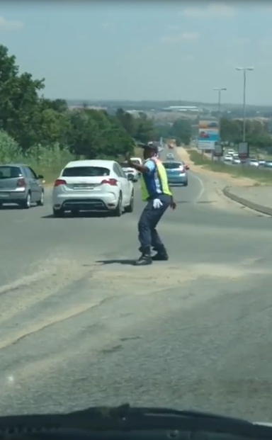 南非女交警扭腰拍手疏導交通