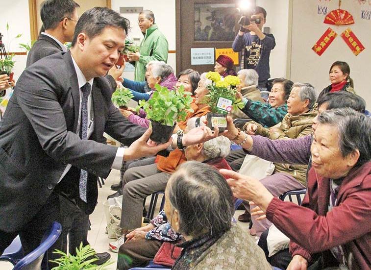 向長者派發盆栽宣揚綠化