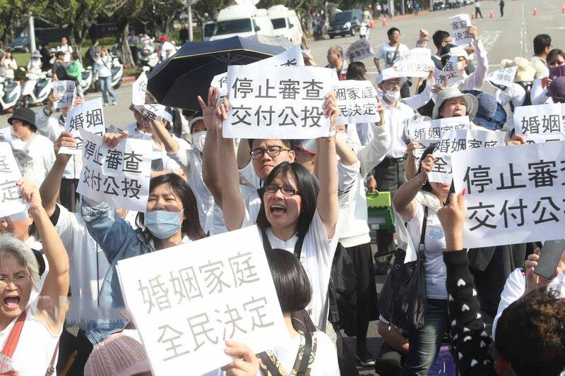 台灣同性婚姻法案獲初審通過
