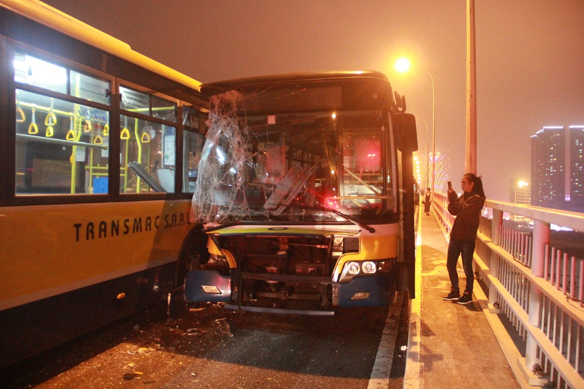 舊大橋兩巴車禍六人仍留醫