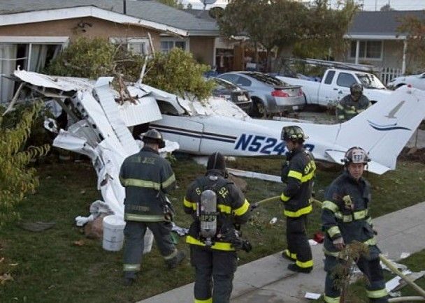 加州小型飛機撞民居三傷