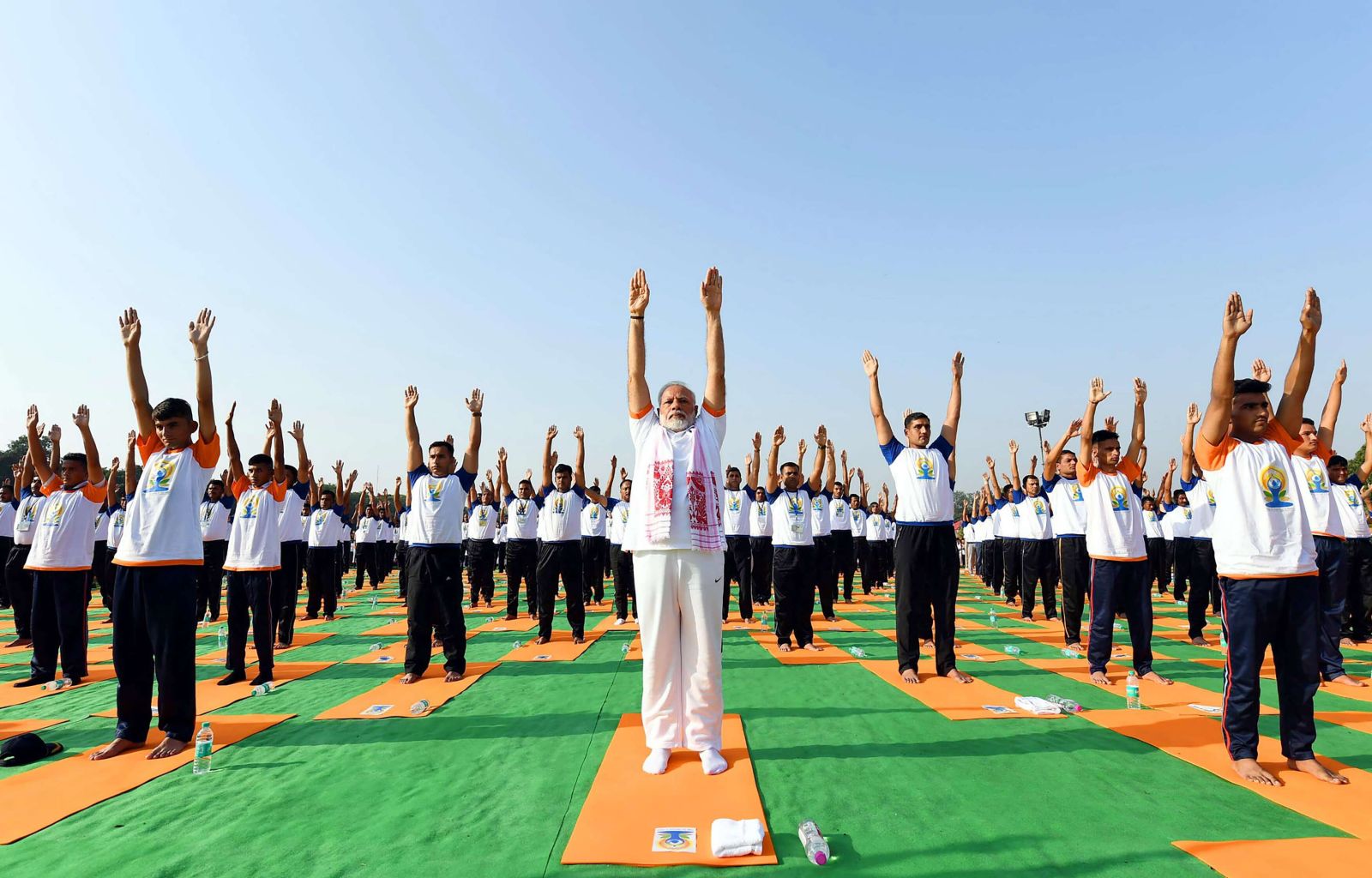 印度總理莫迪與萬人齊做瑜伽