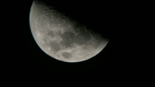 天文愛好者拍到不明飛行物掠過月球