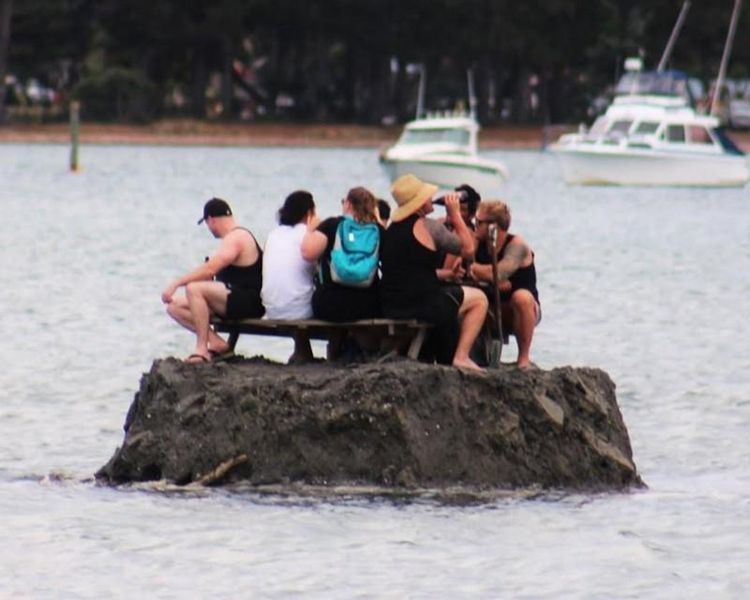紐西蘭居民海中建人工島暢飲