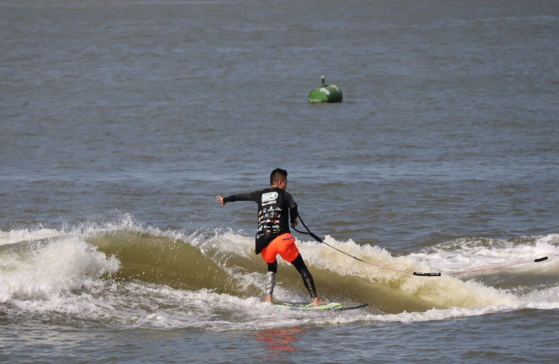 90多位衝浪好手熱浪下競逐殊榮