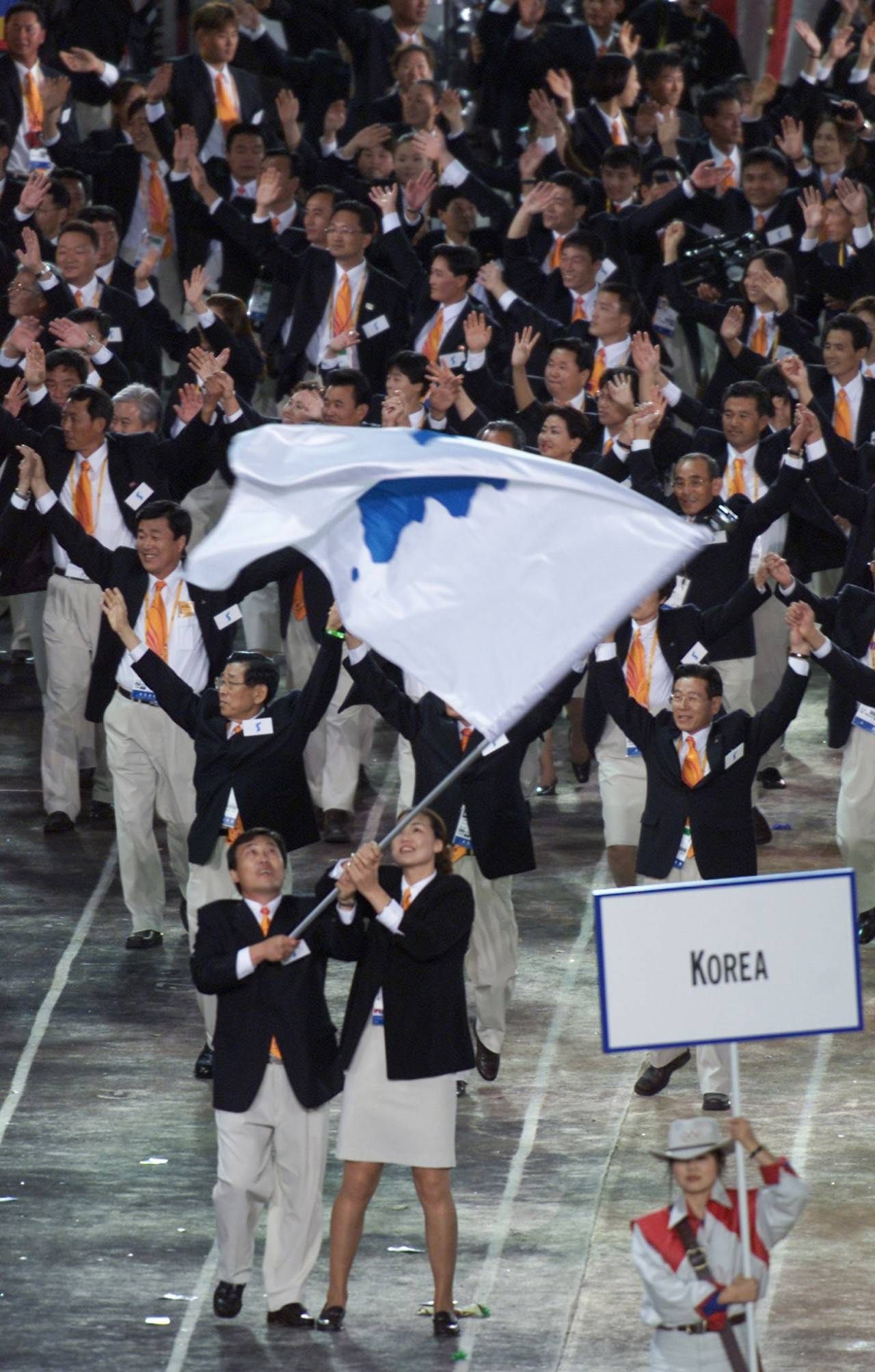 韓朝共舉半島旗入場