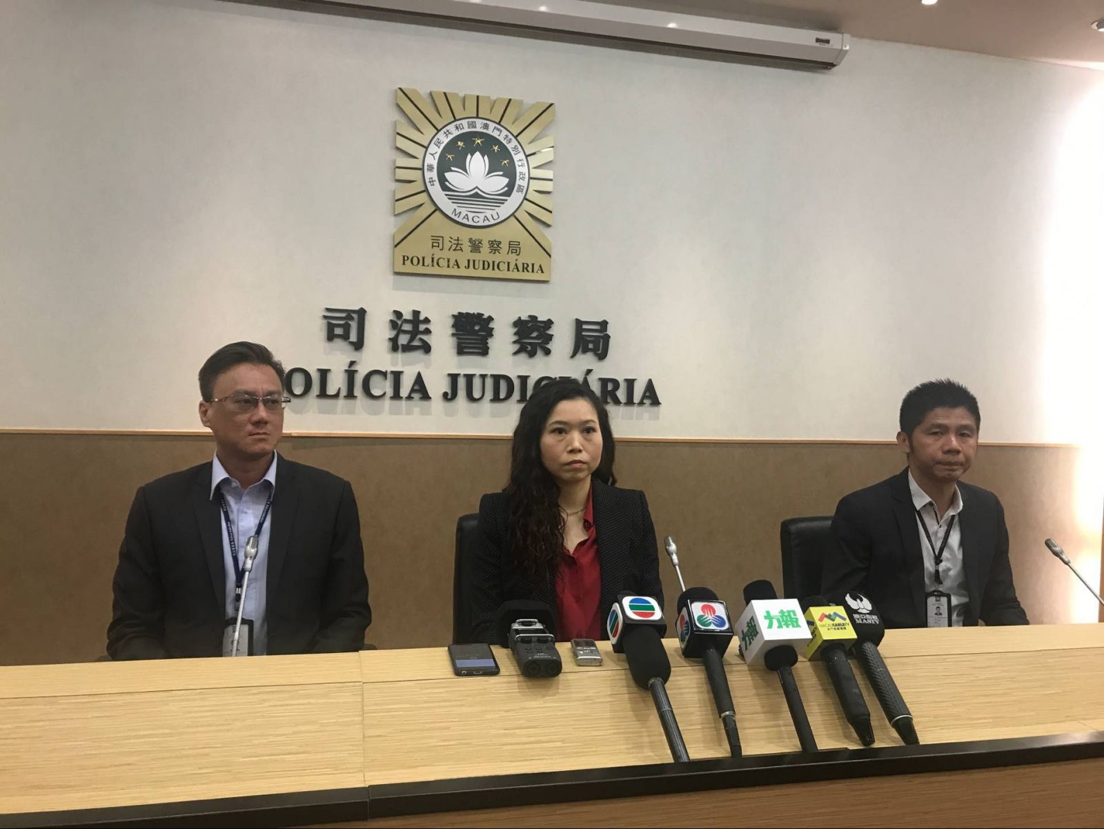 為犯罪集團偷看內部文件被捕