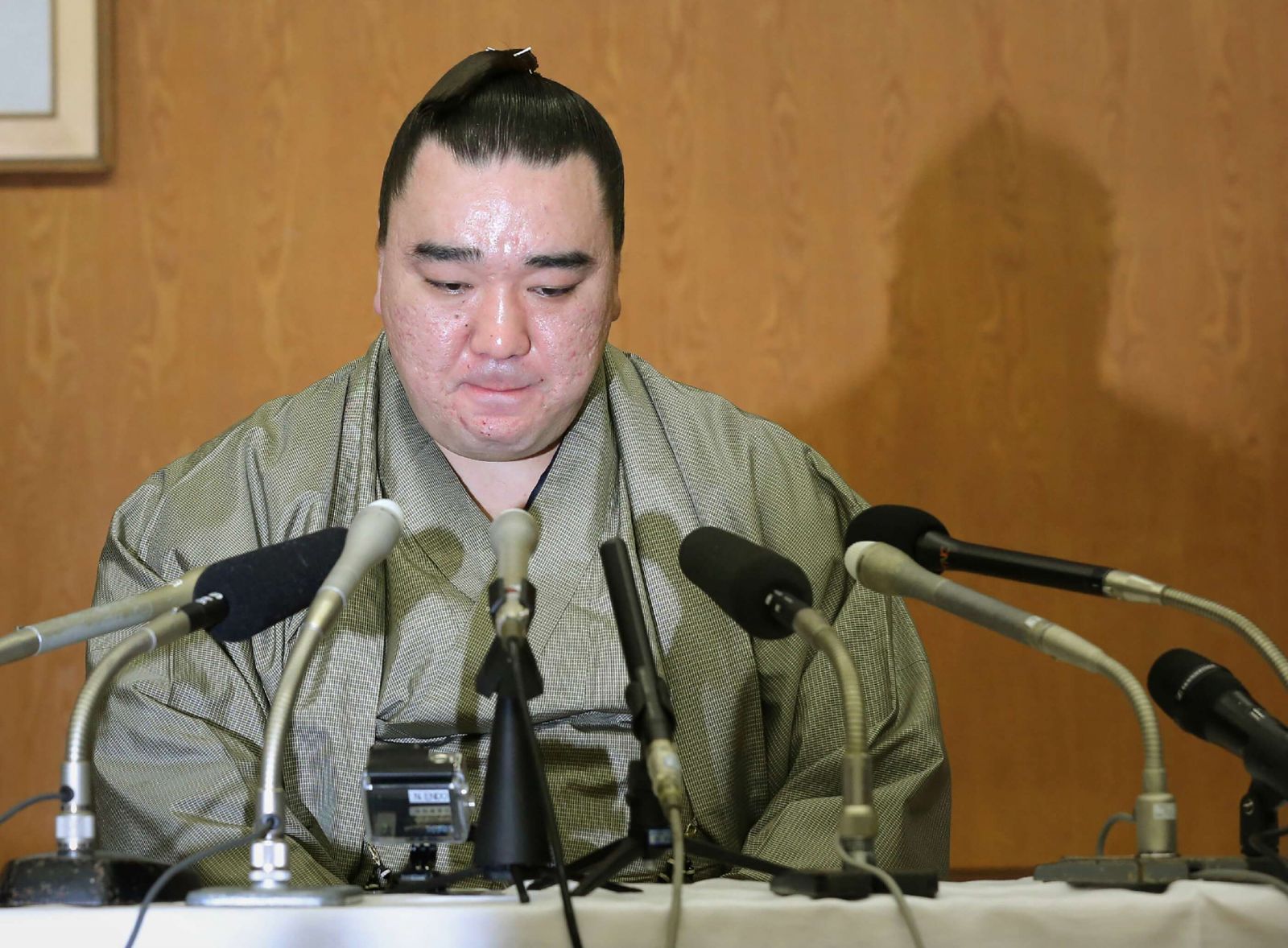 日馬富士道歉並宣布引退