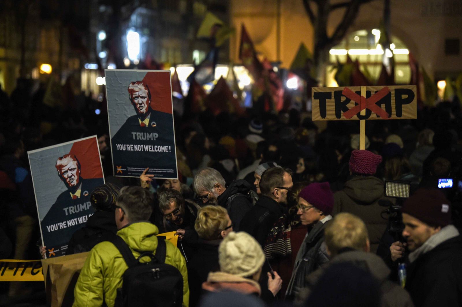 引發瑞士多地示威抗議