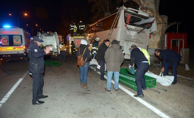 土耳其旅遊巴撼樹14死46傷