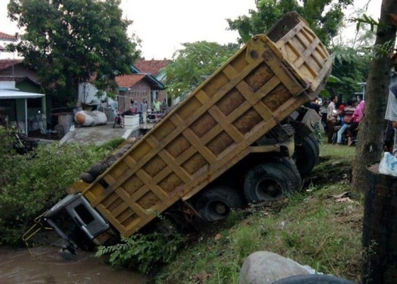 印尼貨車連撞民居釀22死傷