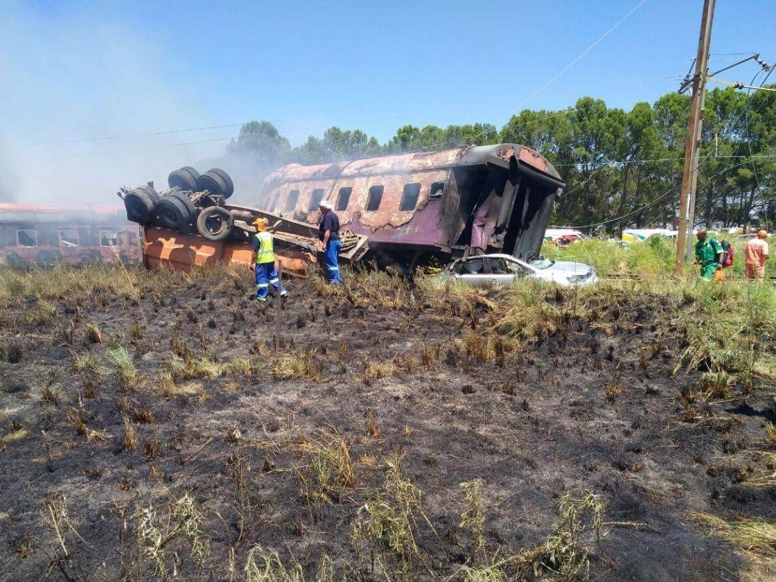 南非火車與貨車相撞逾百人死傷