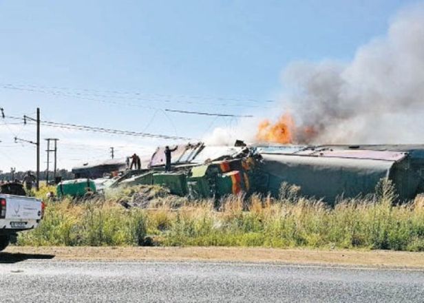 南非載客列車相撞出軌逾200傷