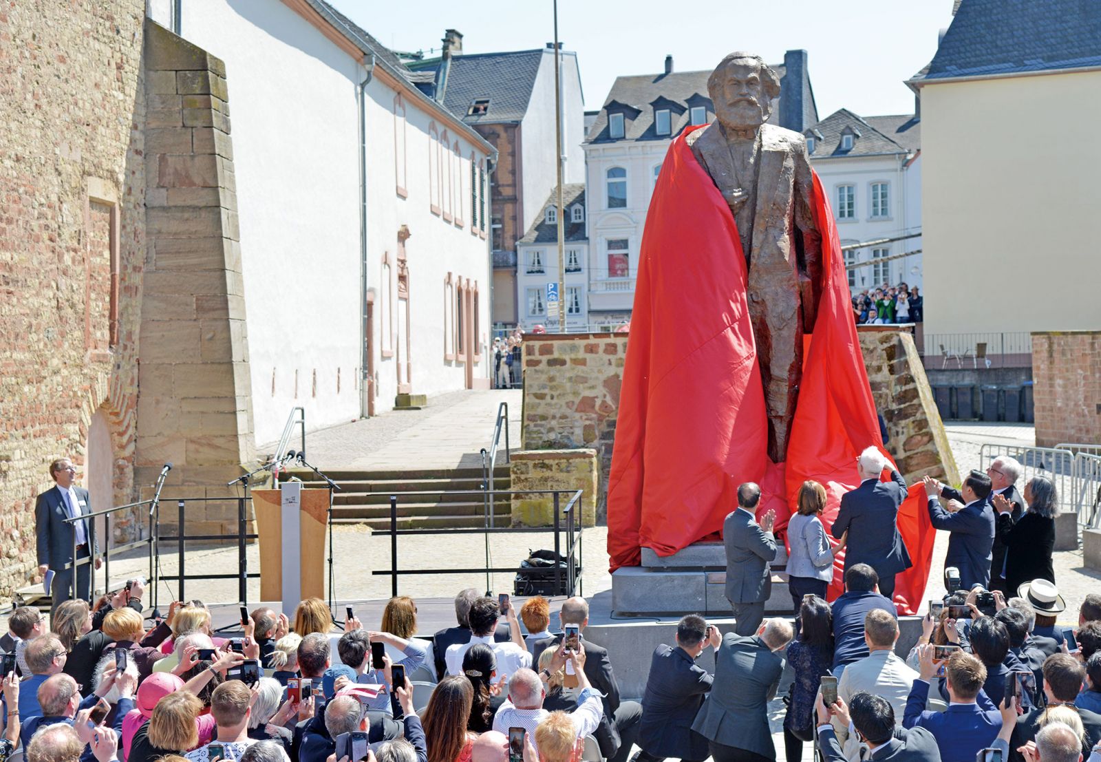 5.5米馬克思銅像 故鄉特里爾市揭幕