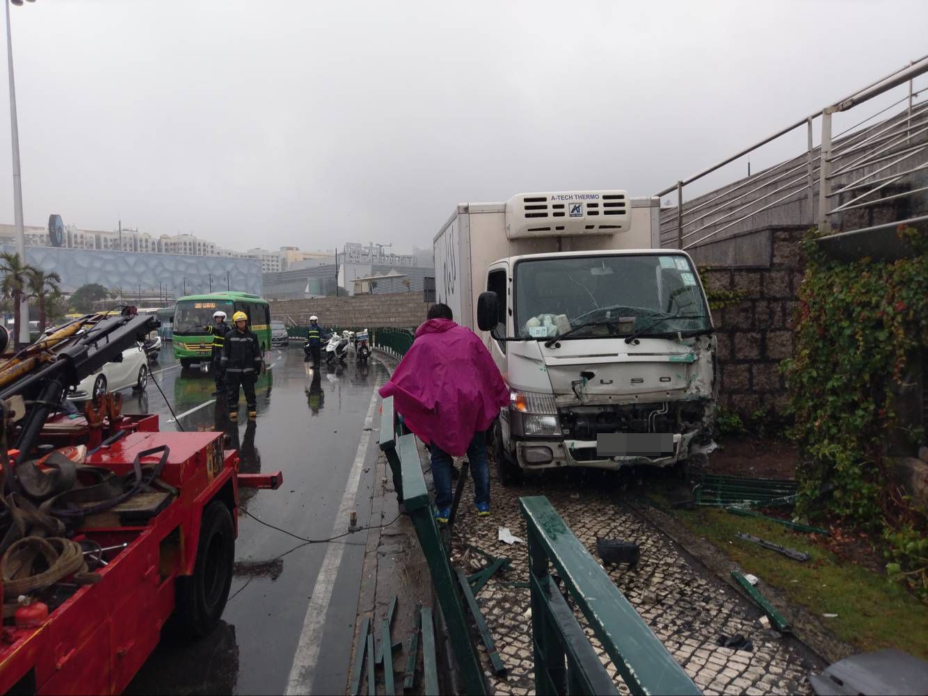 貨車疑自炒三名男子無需送院