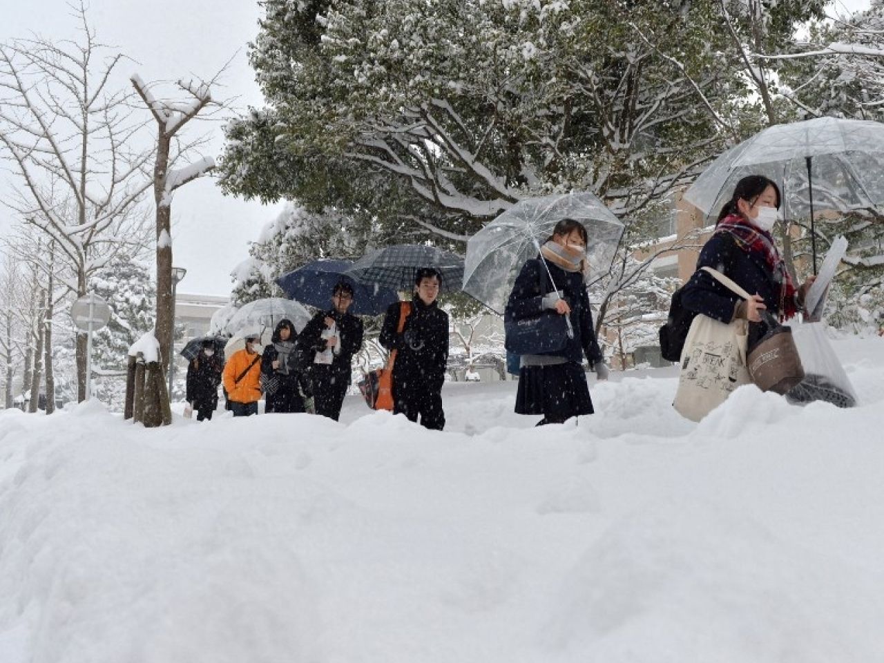 日本西岸受暴風雪吹襲至少一死