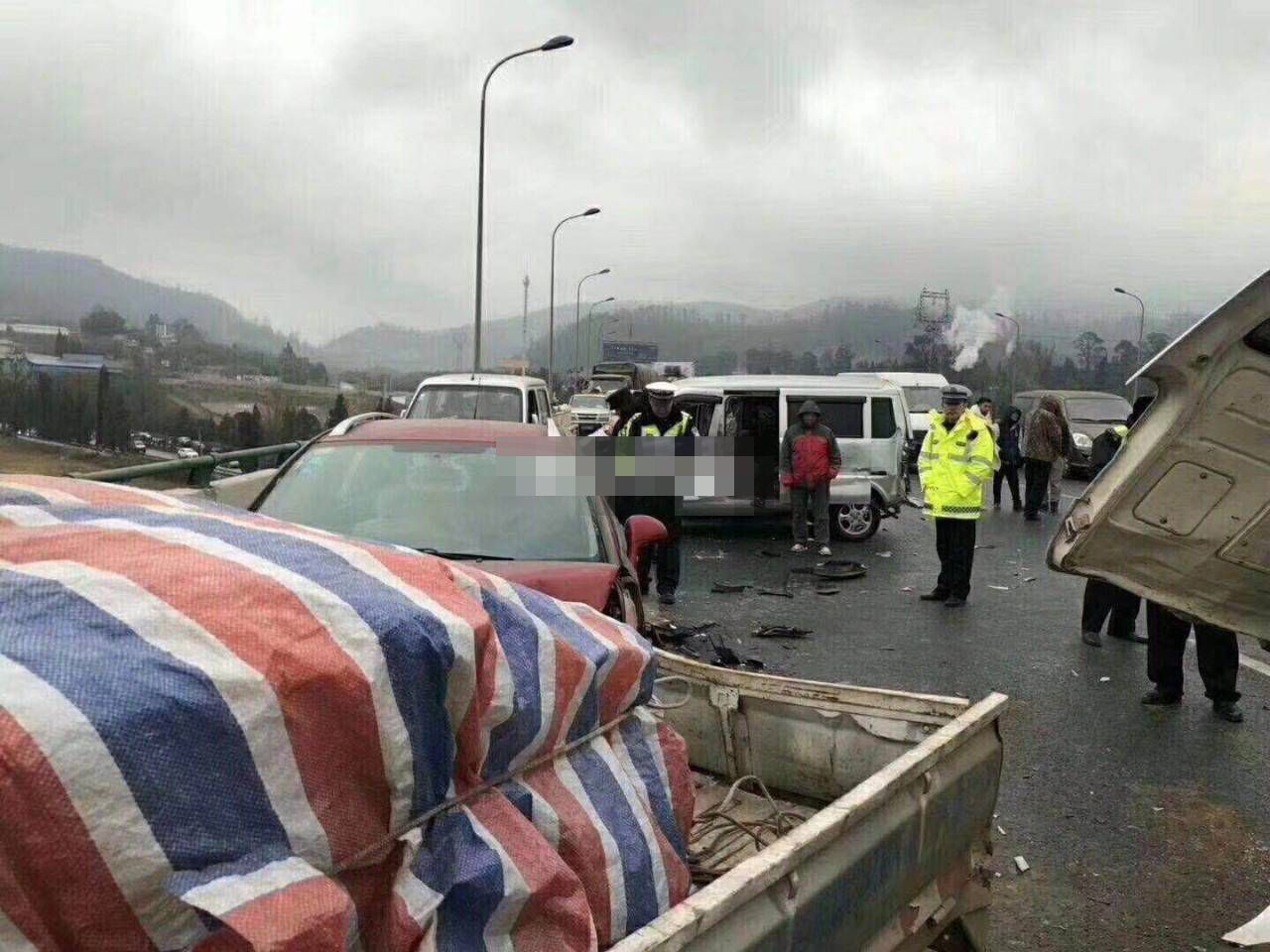 雲南昆楚高速53車相撞四人死亡