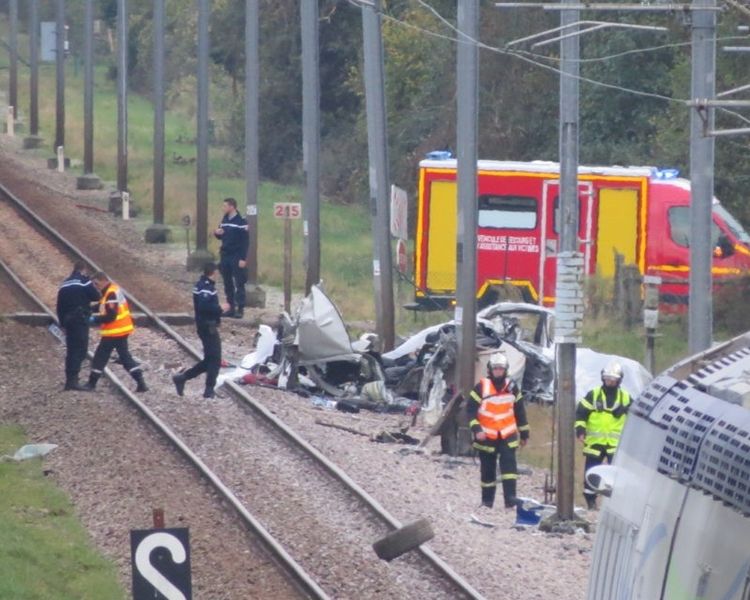 ​法國私家車與火車相撞 釀三死