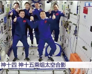 中國太空人首次「太空會師」