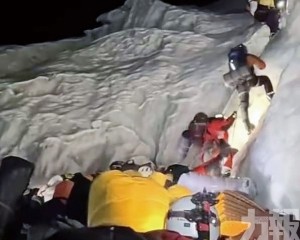  登山者：手被凍腫「還有人插隊」