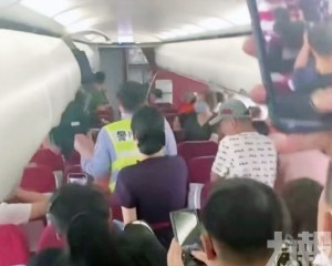 遭上海機場警驅離機艙