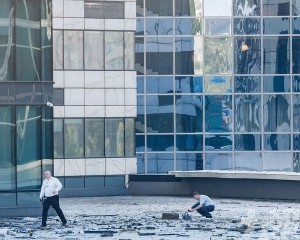 辦公大樓外牆被擊中受損